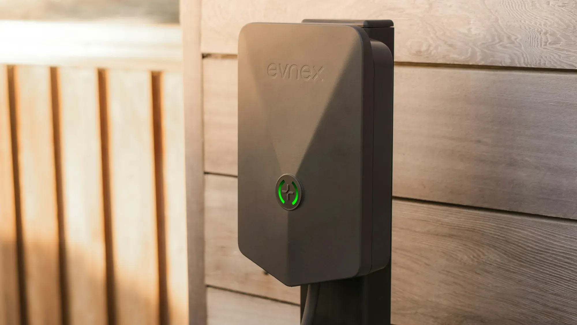 Cargador de pared para carro eléctrico instalado sobre un muro de madera